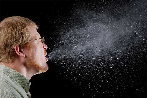 Et nys producerer omkring 20.000 virus-dråber. De er så små, at de kan spredes over et par meter og kan blive hængende i over en time (falde hastigheden er ca. 1 meter / timen). Så hold dig for munden og vask hænder.